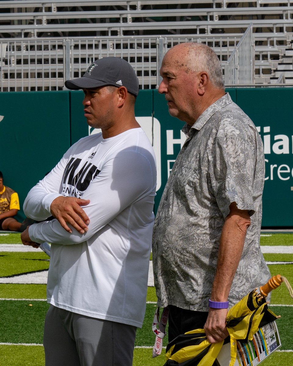 Hawaii Football (@hawaiifootball) on Twitter photo Just a couple of Run N’ Shoot legends.
Mahalo for stopping by, <a href="/CoachJuneJones/">June Jones</a> 🤙
#BRADDAHHOOD x #GoBows Just a couple of Run N’ Shoot legends.
Mahalo for stopping by, <a href="/CoachJuneJones/">June Jones</a> 🤙
#BRADDAHHOOD x #GoBows