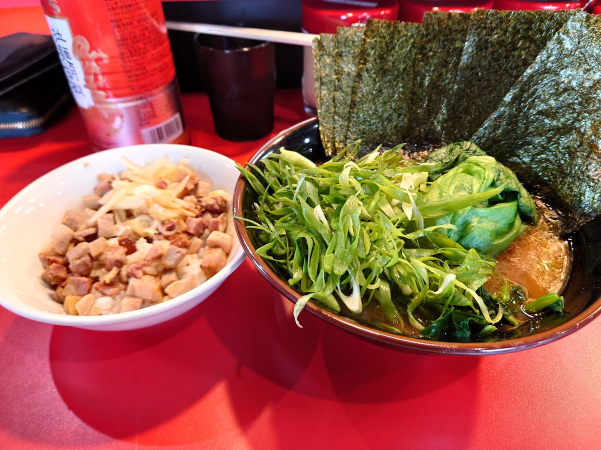 sugimaru427's tweet photo. 斎藤家　修善寺店

ラーメン（全て普通、半麺）
レタスTP
九条ネギTP
小ライス（まぶし祭りで、まぶし無料）

野菜たっぷりのラーメンは、完璧な健康食だと思ってます👍

丼に書かれた「一意専心」の言葉に従い集中してラーメンに向かいました🍜

バランスよく食べやすくて旨かった🤤

ご馳走様でした https://t.co/ogef2WfDif