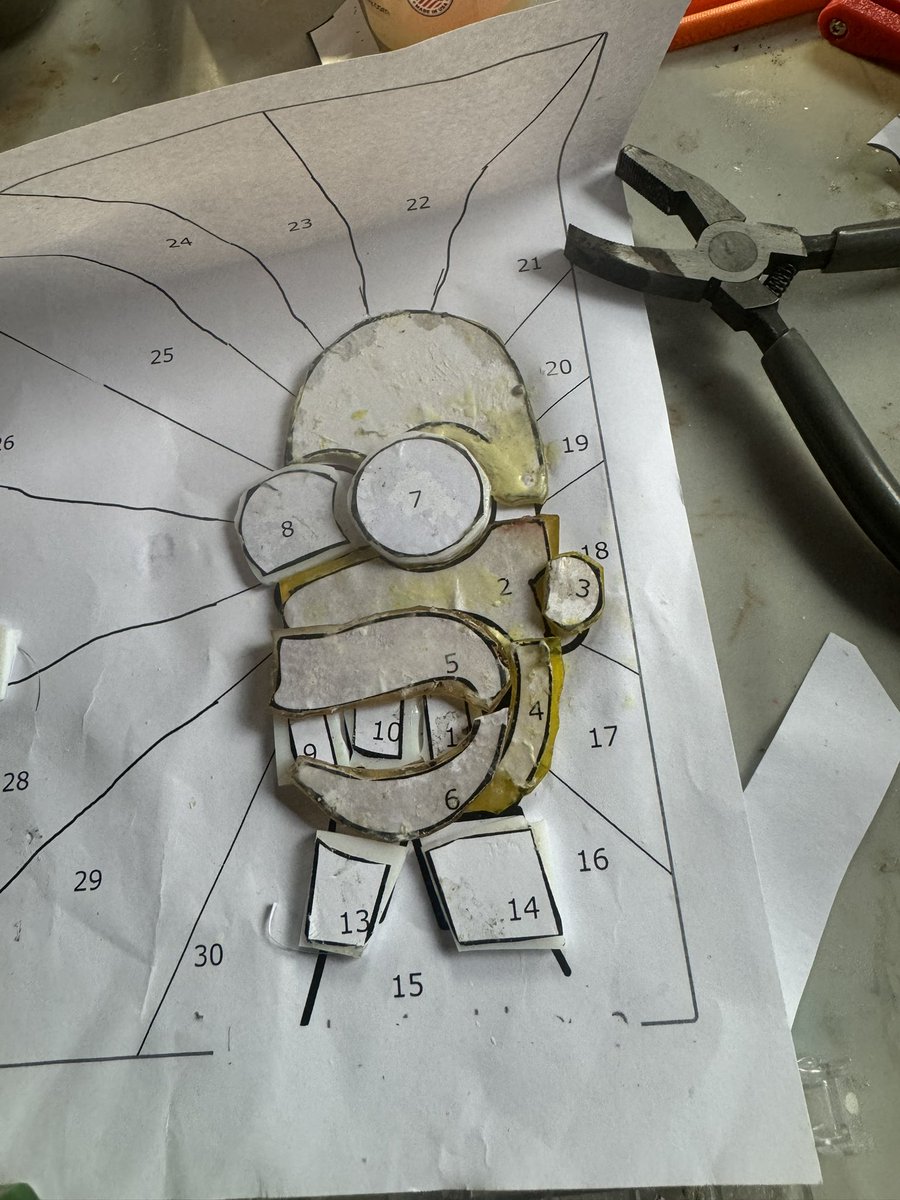 monocle_monkey's tweet photo. Had a small bit of bright yellow so decided to make a mr. sparkle pattern https://t.co/rNBEh5a6Zm