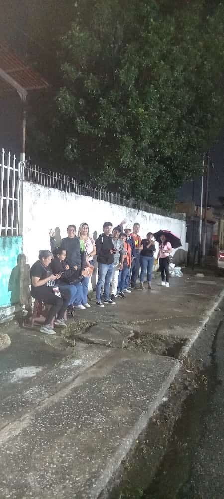 CronicaUno's tweet photo. @NavaMariela #Carabobo En La Isabelica (parroquia Rafael Urdaneta),  Grupo Escolar Mercedes Santana vecinos hacen cola. Vía: @diazdeinfo https://t.co/eZt43vgHBv