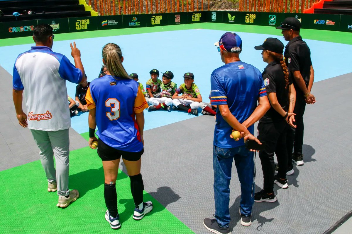 Primera cancha de Béisbol 5 "Pelotica de goma" con medidas internacionales en Venezuela, una de las canchas del nuevo Complejo Deportivo de Montalbán.
1/3