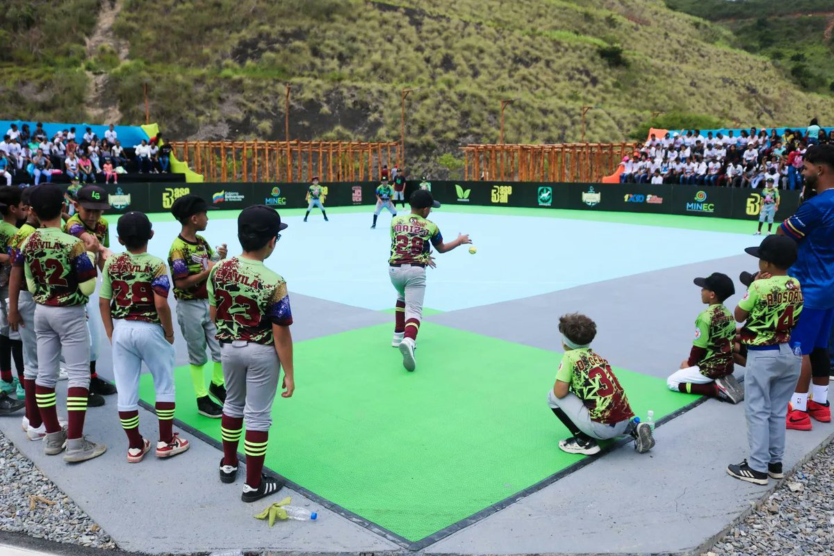 2/3 En esta inauguración acompañó al Ministro para el Ecosocialismo <a href="/JosueLorcaV/">Josué Lorca Vega</a> la atleta mundialista Valerie Torres de pelotica de goma quien realizó una clínica deportiva con los niños de la localidad.