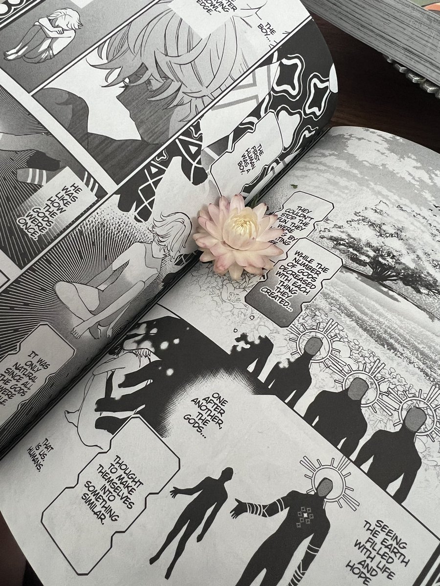 ◾️海外コミックス◾️JKハルちゃんコミカライズ北米版最終巻の見本いただきました!担当さんのメモで気づいたんですが、対談と電子特典まで入ってるのすごいな。⑦巻もともと分厚かったんですが、北米版さらに分厚いので自立する。これが280ページか… thank you… 