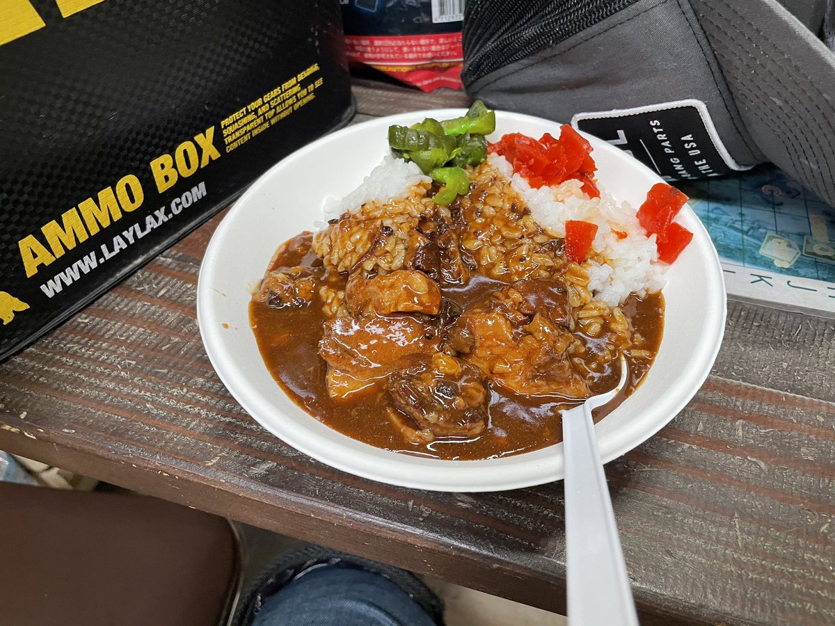 yuuma_gunsou's tweet photo. 【🧟‍♂️＜サバゲーマーの朝は…今日はサバパラ特殊定例会✨#2】

暑い！🥵そして戦闘も熱い！💦車を使ったゲームになります🚗
　そしてお昼は沖縄キッチンカーさん@5arMXTcqOX2URHv の角煮カレー🍛
😊これが美味いんだ✨ https://t.co/SVXfLPa4Hz