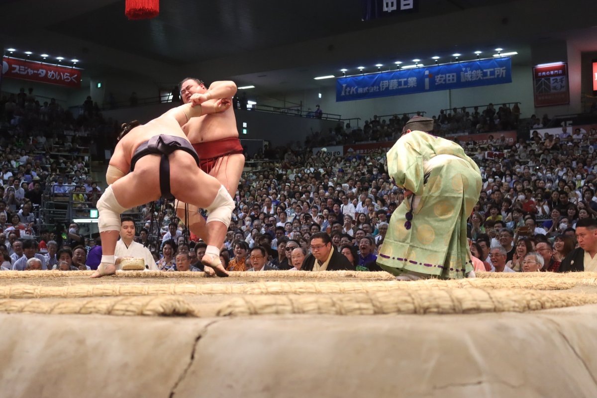 照ノ富士優勝！＞ 横綱照ノ富士が優勝決定戦で隆の勝を破り、10回目の