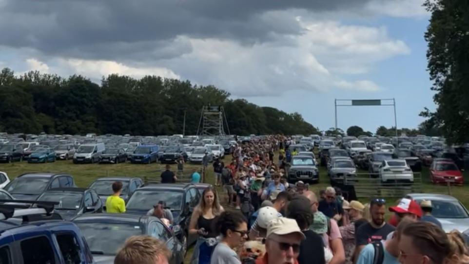 meedya's tweet photo. Up to 2hr queue for day ticket wristbands at @LatitudeFest yesterday…what went wrong? Friends missed acts. https://t.co/5XPqn4iij2
