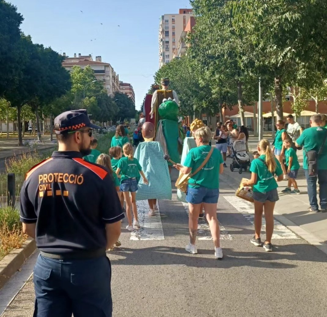 CivilSalt's tweet photo. Protecció Civil Salt ahir va donar suport realitzant un preventiu a la Trobada Gegantera i a la Cercavila de la Festa Major de Salt.

#protecciócivil #protecciocivil #protecciócivilsalt #femsalt #salt https://t.co/utLvWMOs7z
