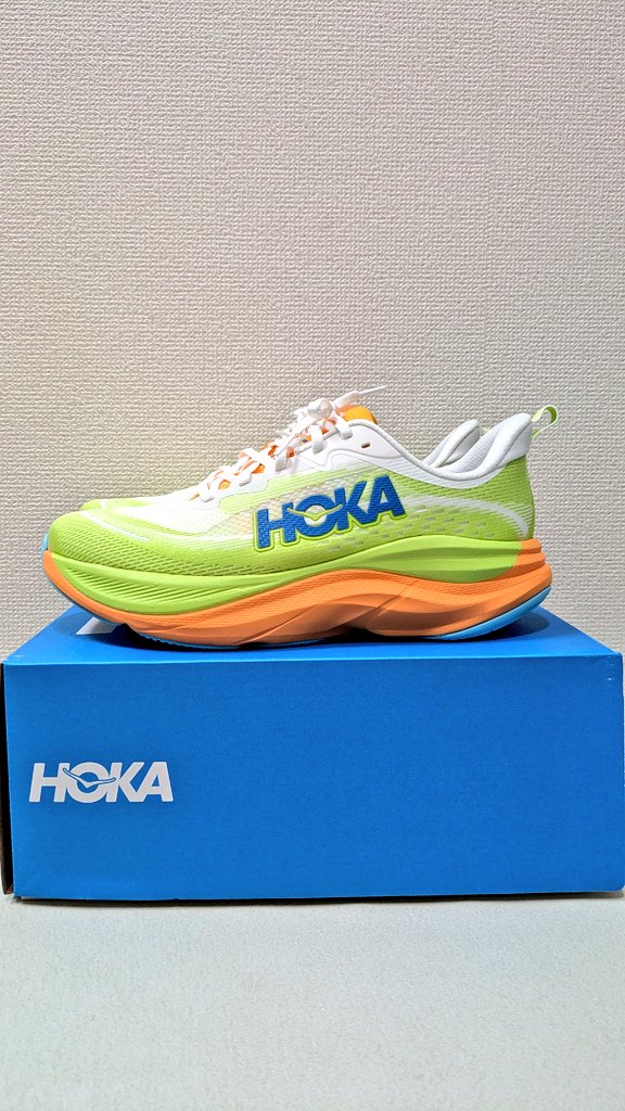 nikachan14run's tweet image. 買ってしまった #hoka #skyflow
最悪普段履きになる可能性を考慮してこれを選択😂

stepsportsの店員さん曰く、やはりhokaのアウトソールは耐久が低いのでこれも期待出来なさそう。
CLIFTON8よりは耐久が良いと願いたい🙏

試着時にフォアで着地した時のクッションが良かった！

#ランニング