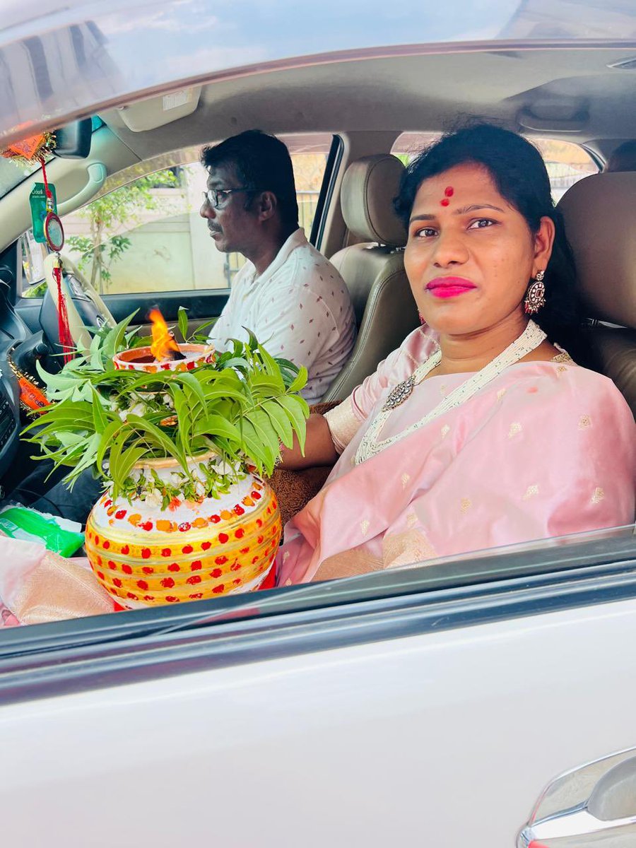sama_swapna's tweet photo. Happy Bonnalu 🙏 https://t.co/e3M8c49Q6T