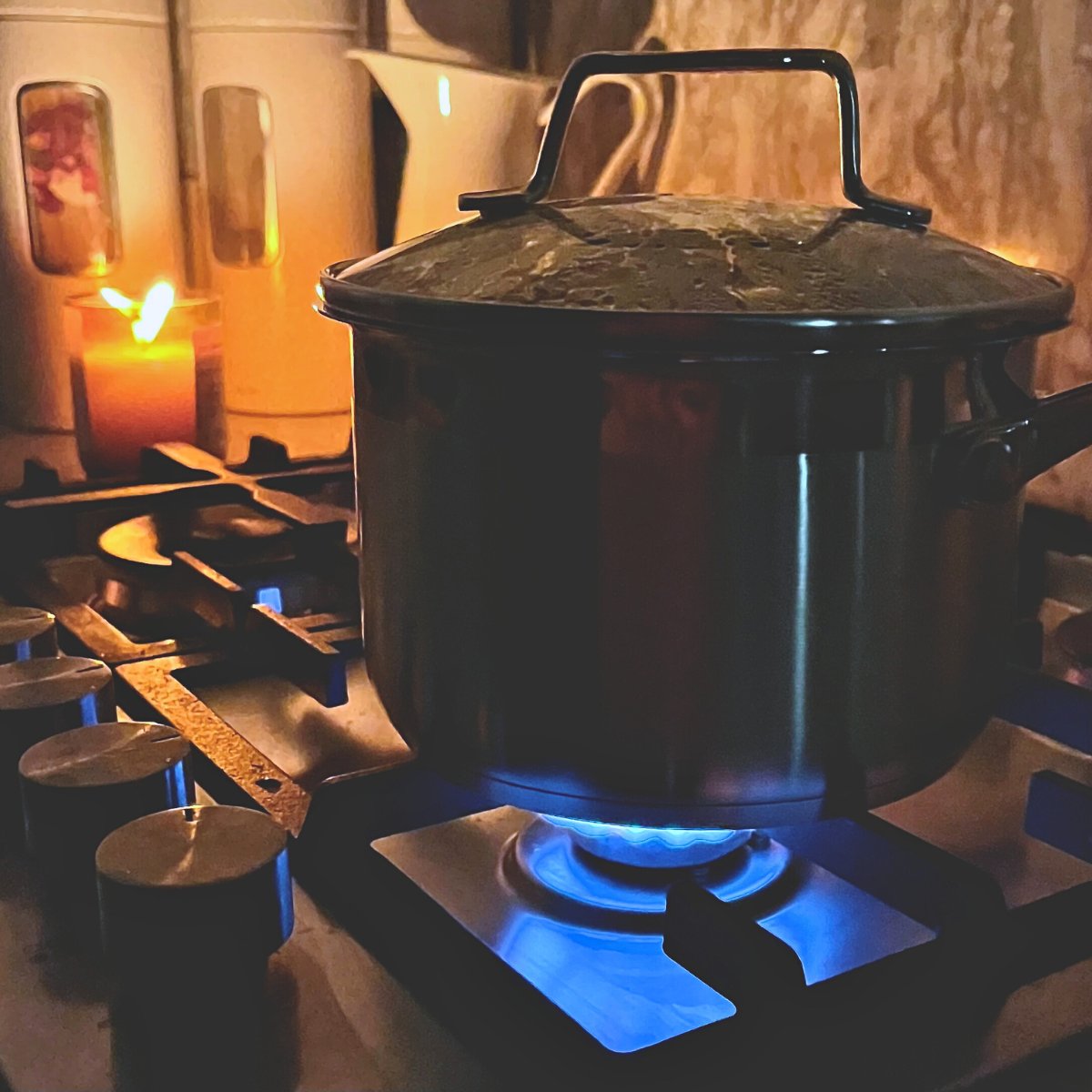 Did you know that even when the power is out if you're connected to natural gas, you can still* use your gas stove and BBQ to cook a meal and boil water! 🔥🍳☕🥘🍽

We share more tips here: agn.com.au/news-and-artic…
