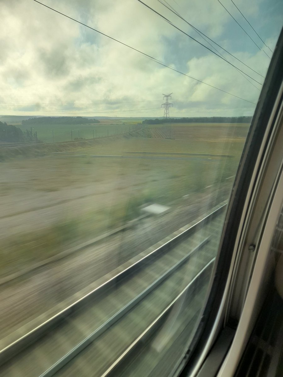 Busmandu69160's tweet photo. Et bien sûr une pensée pour @BONNIN1402 en passant à la bif de Pasilly. Beaucoup de champs de tournesols en fleurs https://t.co/Qgo7cO3a5f