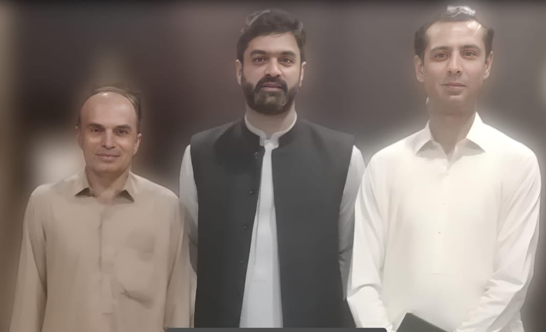 dcpvtf's tweet photo. Newly appointed DC Peshawar, Capt(R) Sarmad Saleem Akram convened an introductory meeting at his office to discuss synergies between District Administration and #DCVTF.
The meeting was attended by key officials Director M&E Mr. Aamir Nawab, and Event Manager, Mr. Iftikhar Malik. https://t.co/nSxtyypkzC