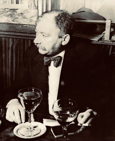 felix_bohr's tweet image. Von 1937 bis 1939 lebt, schreibt und trinkt Joseph Roth im Café Le Tournon in Paris. Hier hält er Hof für seine Bewunder:innen und andere Exilant:innen. Hier entsteht seine Geschichte „Die Legende vom Heiligen Trinker“. An seinem Stammplatz erinnert eine Gedenktafel an Roth. 1/3