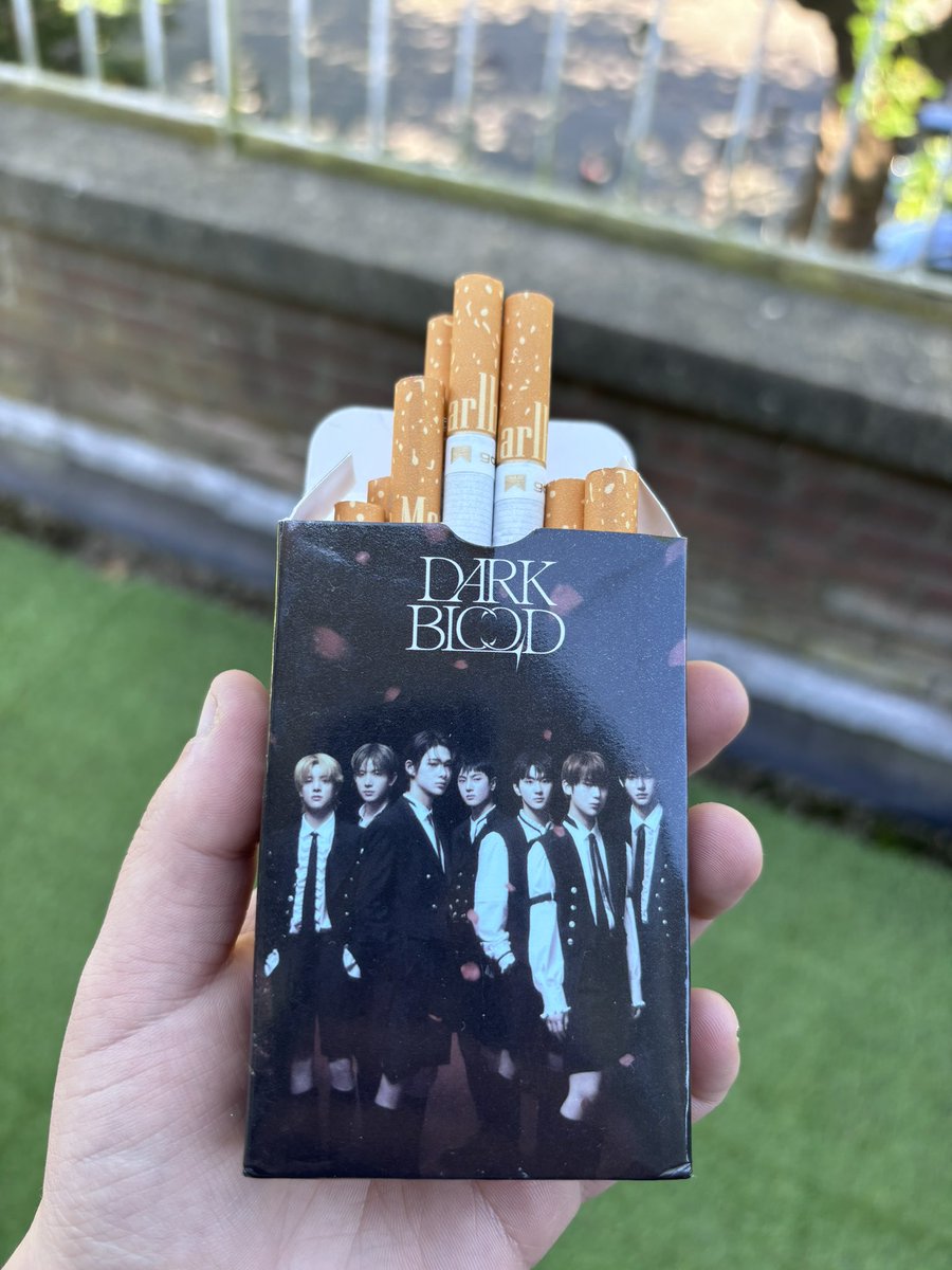 vampyrehoon's tweet photo. I can't do this anymore someone pass me the Enhypen cigarettes https://t.co/ePNZSjyKnv