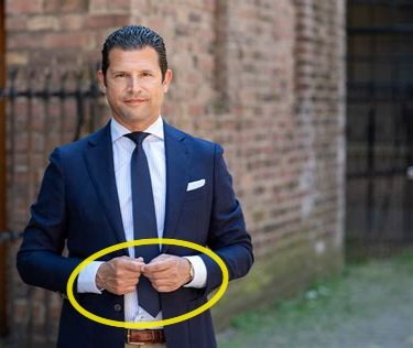 G11Sven's tweet photo. En wie is dan die #5G Dirk Beljaarts @dbeljaarts??
Rolt van dir. @KHN (& faillissement dochterondern. KHN-Rekenwerk: schuld 2 miljoen euro!🚩) zó door naar CEO #5G🚩bij @MinisterieEZ. PVV'er. Nevenfuncties oa @SER_NL @DNB_NL🚩. Shill.
#Wall #Pinching
#TelecomNL: 5G!
#Thinkpose https://t.co/RF13zlzu9s