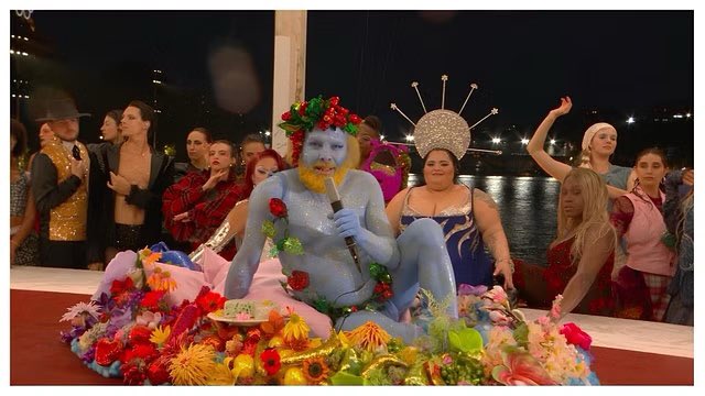 Dat handelaren in angst een satanistische verwijzing zien in een als smurf uitgedoste Dionysus is onderdeel van de huidige tsunami aan complottheorieën om het Westen, onze geschiedenis, tradities, onze gebruiken, normen en waarden te ondermijnen.