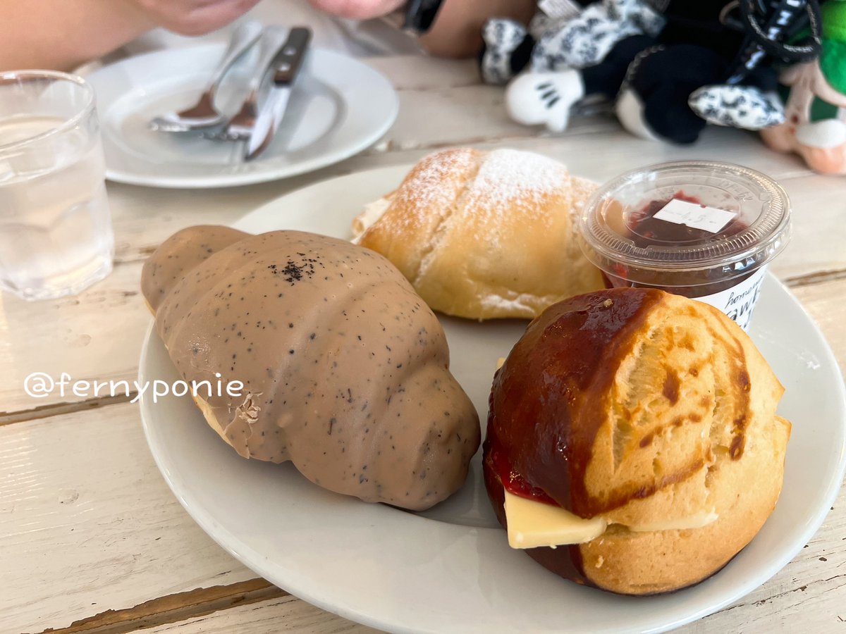 fernyponie's tweet photo. #รีวิวเกาหลี 🥐ArtistBakery คาเฟ่ที่ฮอตฮิตตลอดกาลกับโซกึมปังแสนอร่อย
นี่ไปซ้ำมา2รอบแล้ว ขนมปังเค้าเยอะแล้วก็อร่อยจริงๆ
🥐Earl Grey milk jam ไอเลิฟ อร่อยมากๆ ชาเอิร์ลเกรย์ที่เคลือบข้างบนคือดีมาก ไม่หวานมาก หอมมาก!
🍋Lemon ดีสุดๆ คัสตาร์ดเลม่อนเค้าดีมาก แนะนำค่ะ (1/2) #fernyreview https://t.co/S71fN6wZMx