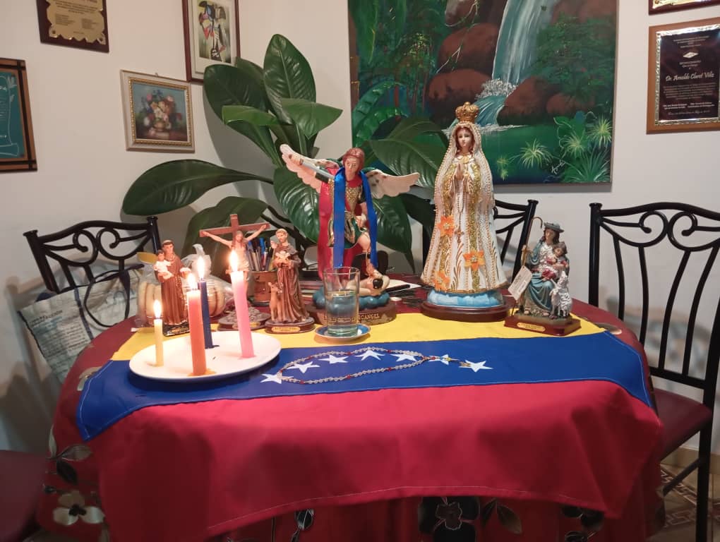 arclave's tweet image. Que Dios nuestro señor todo poderoso, la Corte Celestial, la Virgen María en todas sus advocaciones, especialmente la virgen de Coromoto patrona de Venezuela y el Arcangel San Miguel protejan a Venezuela y a todos los venezolanos este 28 de Julio.Amen.