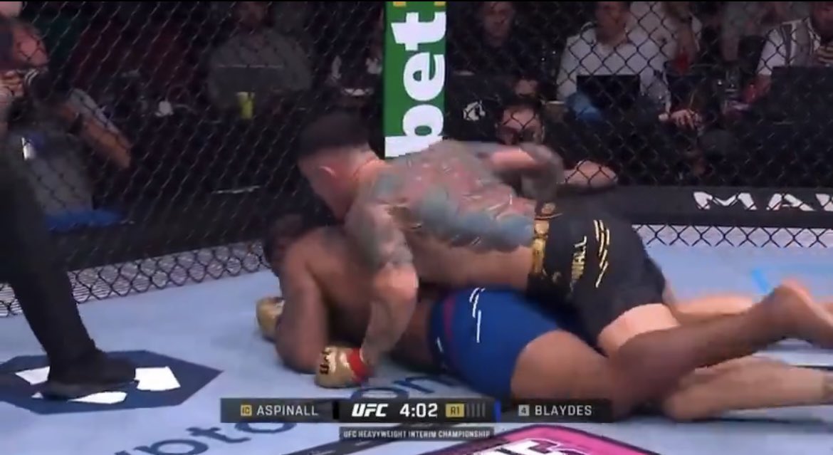 bfopqi's tweet photo. @5300Dean @ufc @AspinallMMA How will he survive this situation? https://t.co/VNI7oV5i7A