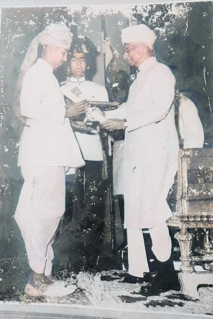 श्री चंडीदान जी देथा राष्ट्रपति Dr Radhakrishnan जी से 1967 में पद्मश्री अवार्ड लेते हुए 🙏🏻💐❤️

#charan_shakti_