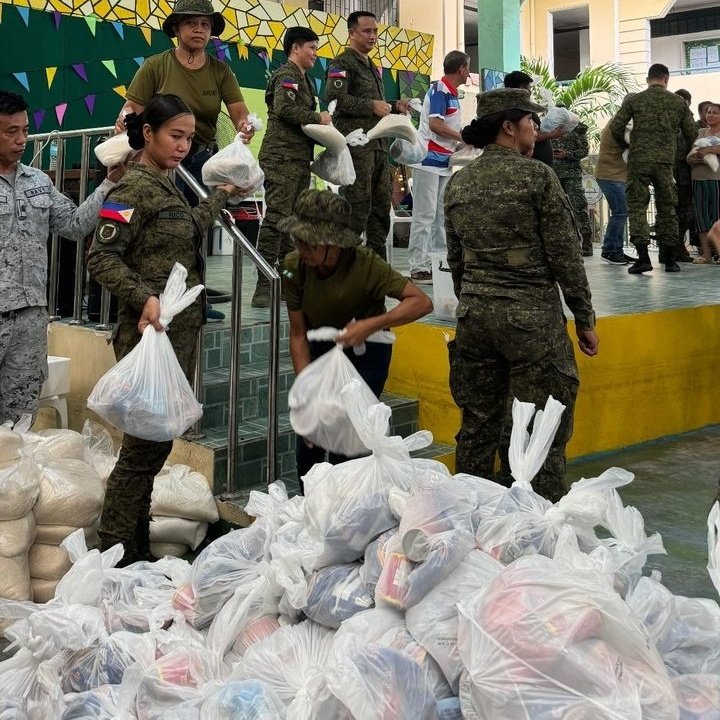 <a href="/mateoguidicelli/">Matteo Guidicelli</a> and Philippine army delivering relief goods at Malabon Evacuation Center. #CarinaPH 🤍