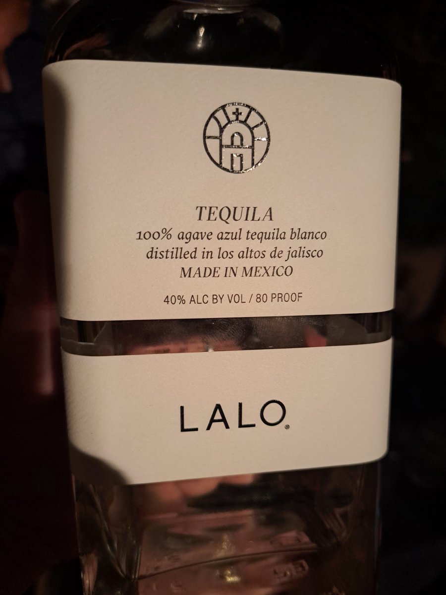 gutierrezcolomo's tweet photo. @antoniolaveaga Maestro y Amigo. Estoy probando este Tequila, se me hizo muy bueno, lo has probado? tu opinión? https://t.co/wPSjvI5yjG