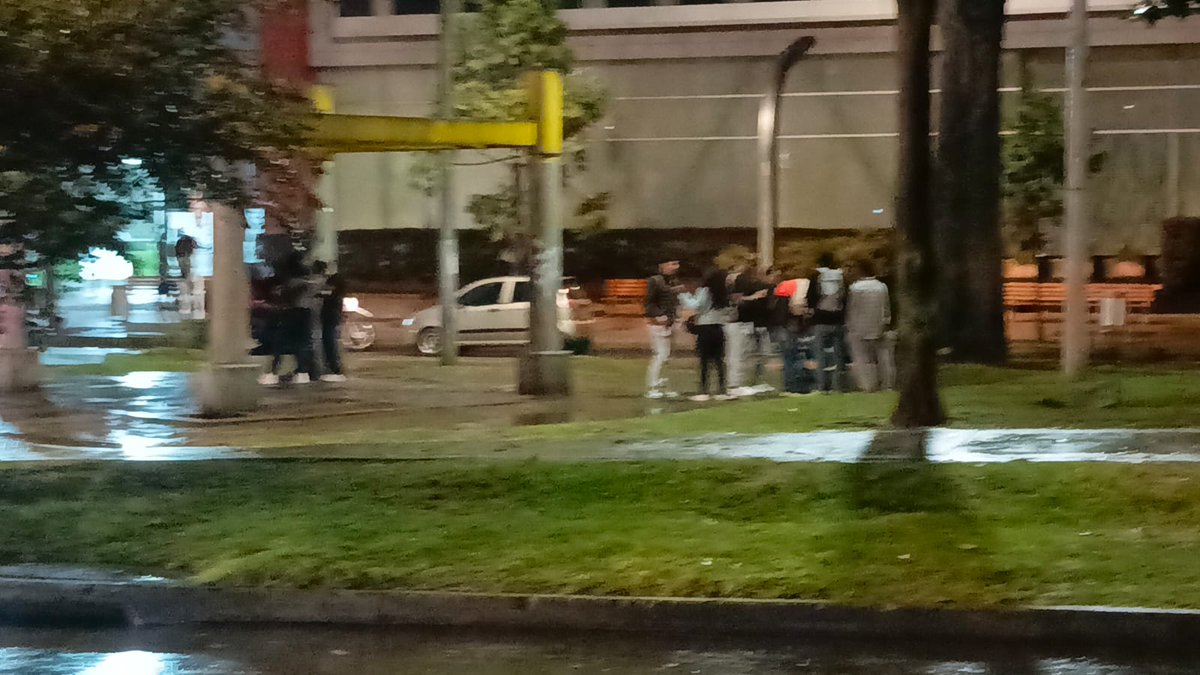 SalitreOriental's tweet photo. Aburridos x consumo de SPA y alcohol de día y noche en parques vecinales por parte de población de Ciudad Empresarial Sarmiento Angulo #MalosVecinos #CEMSA @Grupo_Argos @camaradelainfra @avianca @MincienciasCo @SeguridadBOG @GobiernoBTA @MigracionCol @ColliersCol @igroupsolution https://t.co/Xx5bkyLSKM