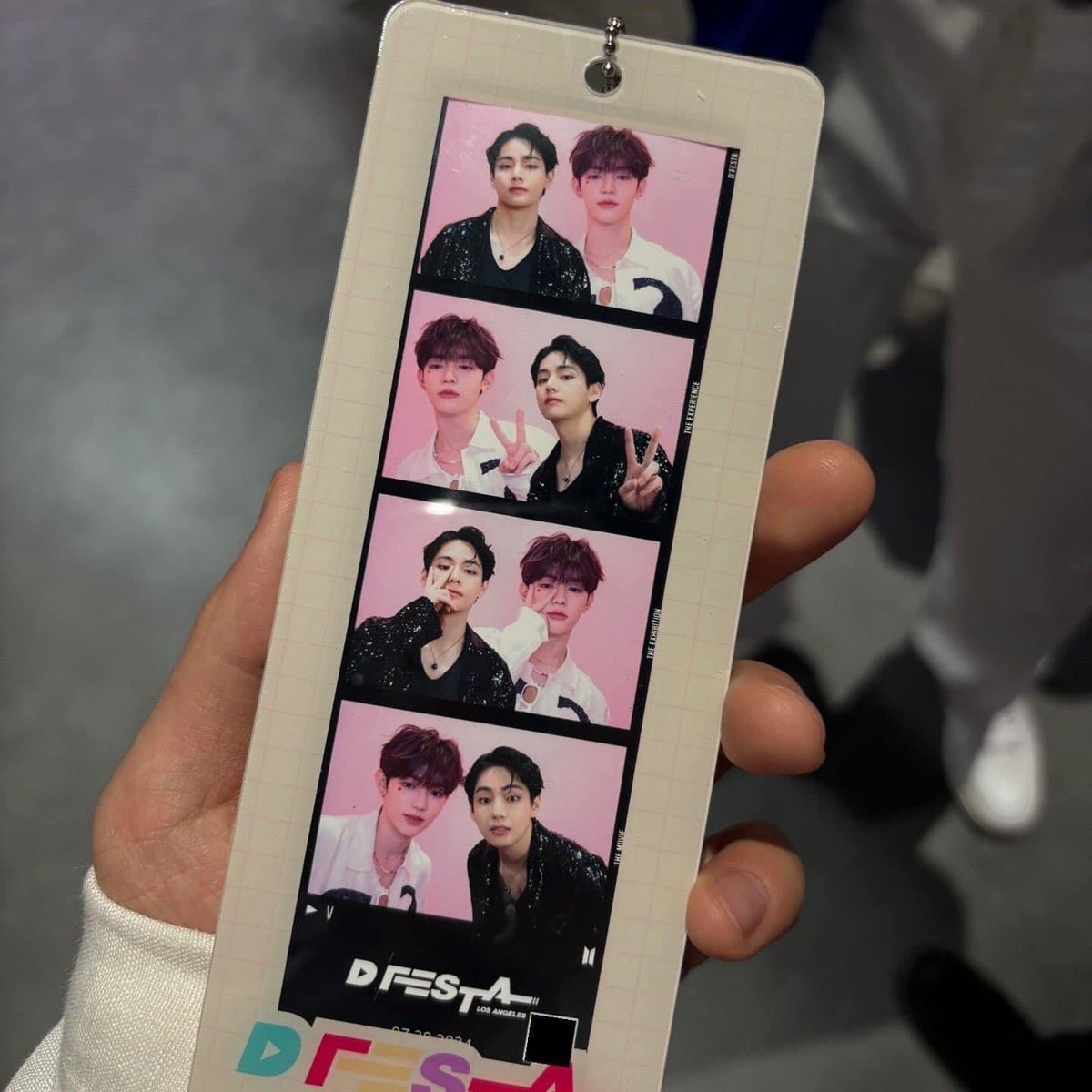 V STREAM tweet media