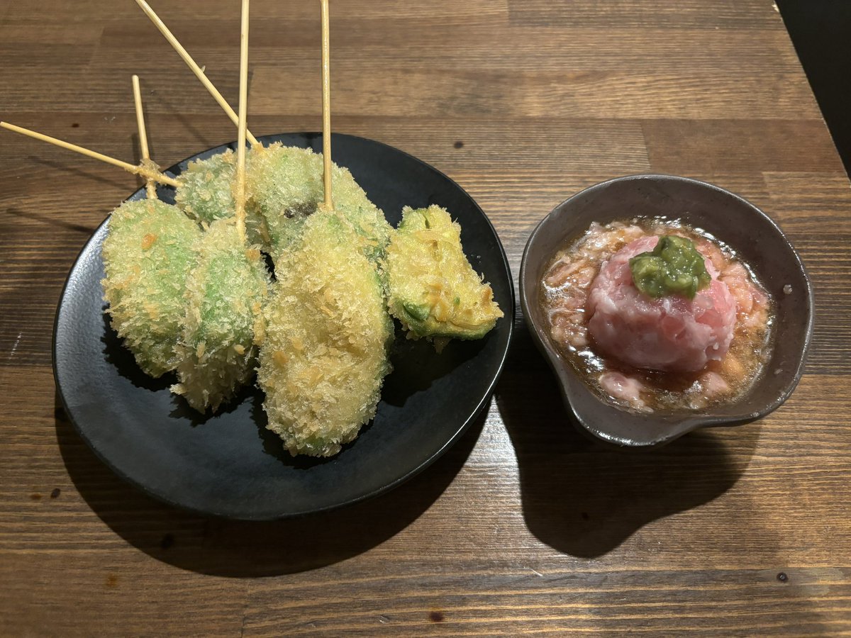 ComChups's tweet photo. お久しぶりのTABお料理研究会
秦野豪です🧑‍🍳
今回はアボガドフライ🥑
アボガドを食べやすい大きさに切り分けて衣を付けて170℃の油で2〜3分揚げます。アボガドは柔らかいので衣をつける時は優しくしてあげてください！
味付けはネギトロに醤油と胡麻油を混ぜて贅沢に乗せちゃいます♪
#TABお料���研究会 https://t.co/HLPUXEIJVW