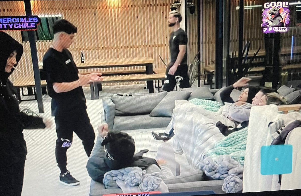 Iñigo hablando con Michelle, chama y Camila sobre Antonia. 

Michelle: “Y qué te gustó de ella? ( Antonia)”
Iñigo: “Que es simpática, linda, chistosa”. 
Michelle: “Tu nomás viste eso”. *SE RÍE*

JAJAJAJAJJAJA

 #GranHermanoChile #GranHermanoCHV