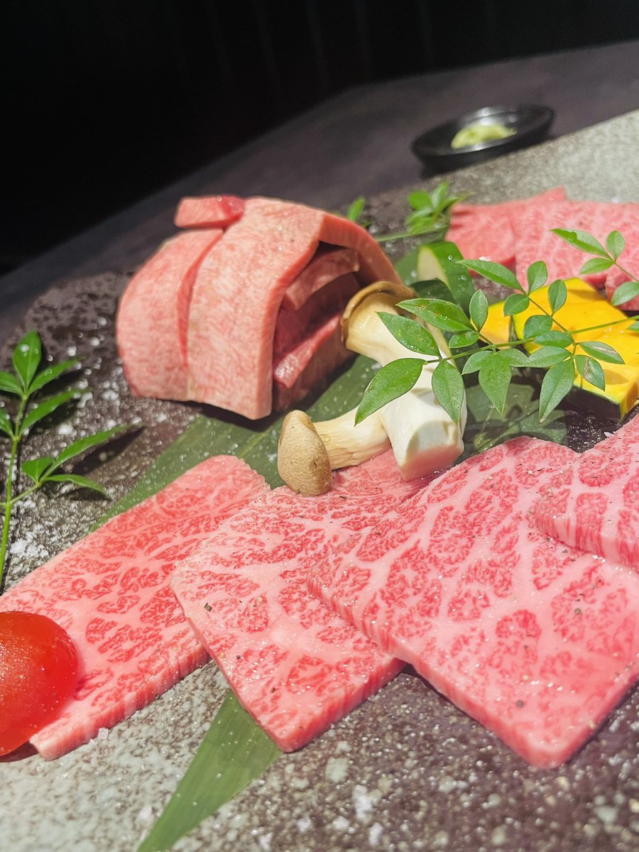 ri_quest's tweet photo. こっちも行きつけの焼肉屋さんで
マイホーム祝いで
お肉の家作ってくれた🤭🍖 https://t.co/49ZuATdNBH
