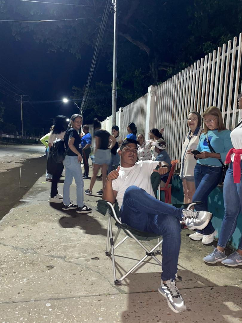 En mi centro de votación. LB Clarisa Este de Trejo. Mi compromiso es con Dios y Venezuela. 

12:39 AM