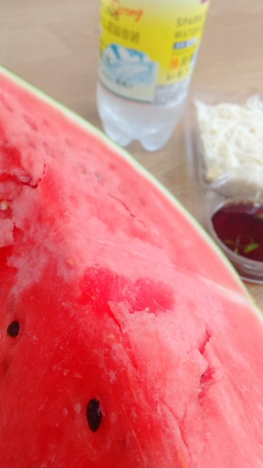 その正体はスイカさ!
という訳で犬さん(@Travel_Doggy)から今年のスイカが届きました!
本当は昨日から冷やしてたので朝からスイカ三昧しております🍉✨ 