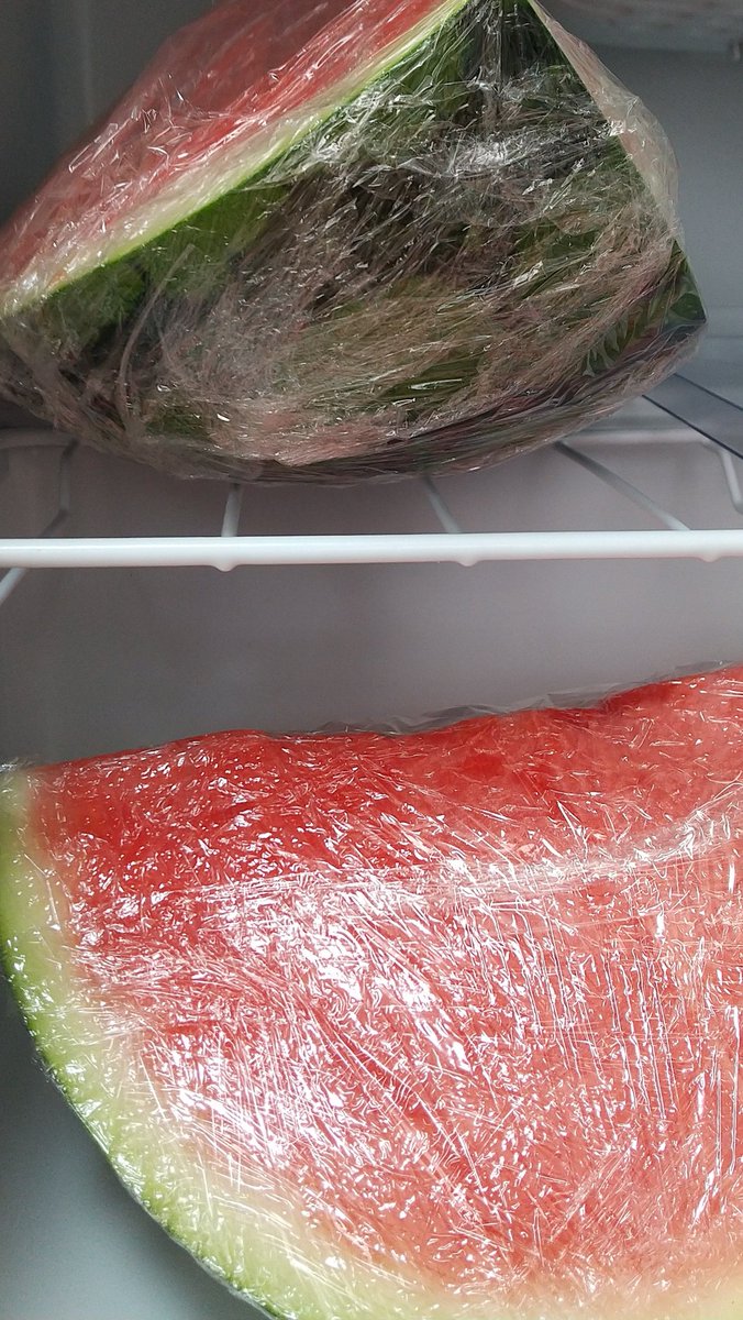 その正体はスイカさ!
という訳で犬さん(@Travel_Doggy)から今年のスイカが届きました!
本当は昨日から冷やしてたので朝からスイカ三昧しております🍉✨ 