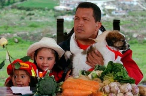 Hoy a 70 años del Natalicio de nuestro Comandante Eterno Hugo Chávez reivindicamos su pensamiento y legado siempre vigente. 🌽🌽🌽

¡Chávez vive en el alma del Pueblo!