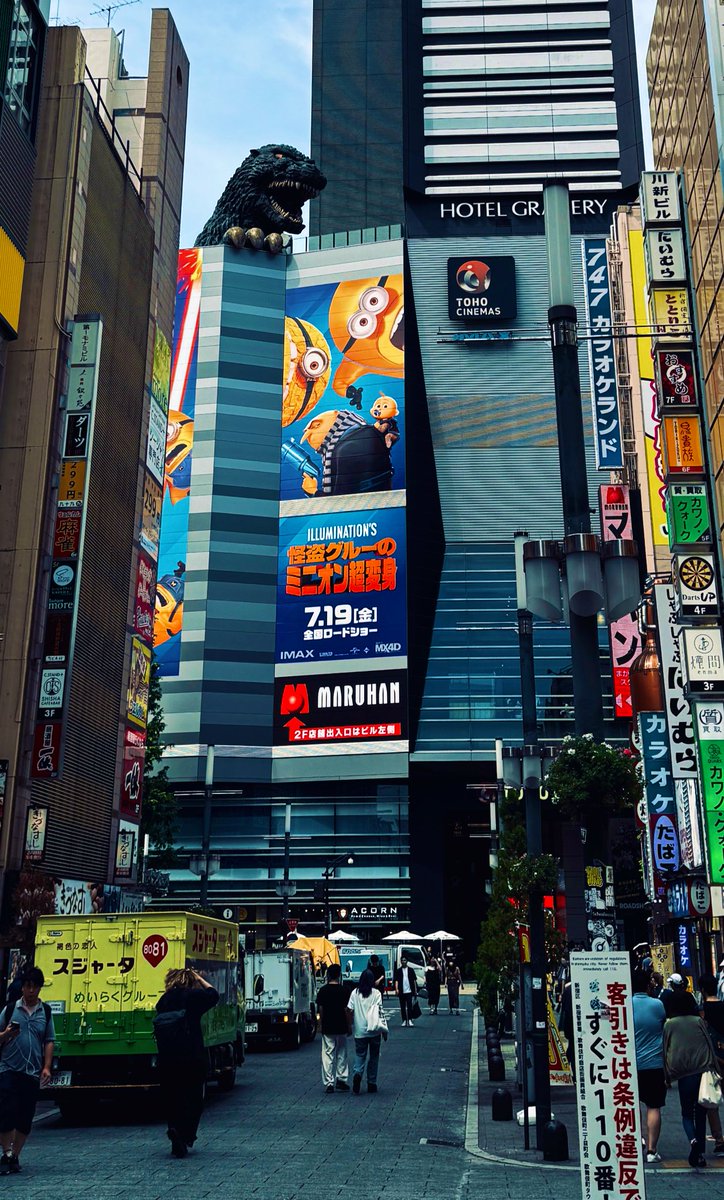 jaysonstreet's tweet image. This ’brave’ 🙄 #DuckArmyInvasion recruit would only deploy this close to the big guy if I hid them in the tree! 🤦🏻‍♂️ 😂