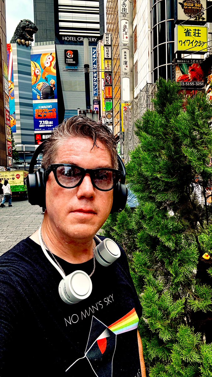 jaysonstreet's tweet image. This ’brave’ 🙄 #DuckArmyInvasion recruit would only deploy this close to the big guy if I hid them in the tree! 🤦🏻‍♂️ 😂