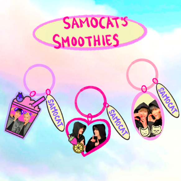 (WW ORDER) ☆ Samocat's Smoothies Keychain by <a href="/deijiclub/">Deiji Club</a> 

• 2-sided acrylic keychain (size run 6 cm)
• 3 CM mini acrylic
• 30 MM ring O chain

Shop at lazy-apartment.shop or DM us for bulk orders (more than 10)! 💌

#wwgo #wworder #kpopgo