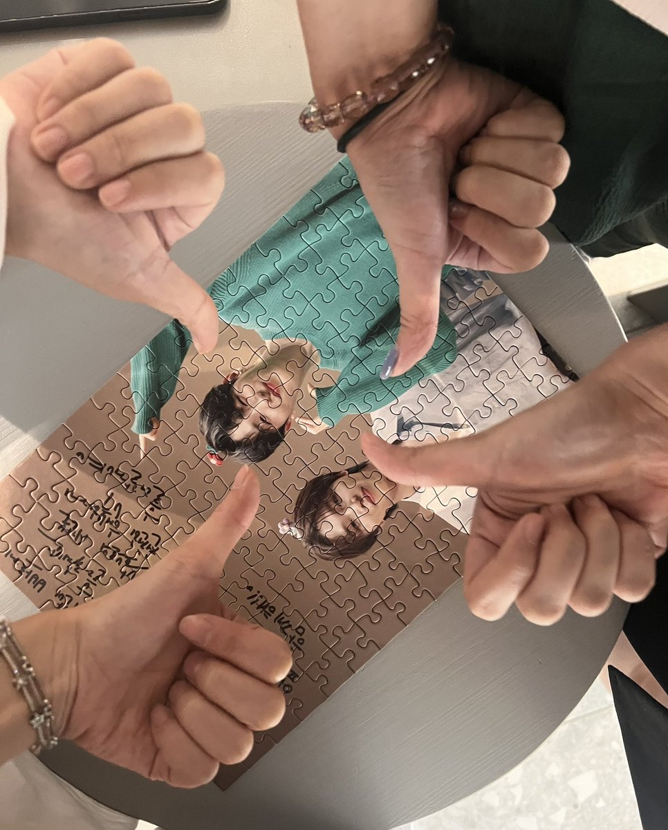 Virsiku17's tweet photo. 카페 너무 이쁘게 꾸몄어요~ 이틀동안 재밌게 놀았어요^^😘
세븐너스 데뷔 1주년 축하해요!💕
@finfimuu @BetaJin @HeeXin1010 

#PIECES_OF_US
#HAPPY_SEVENUS_DAY
#세븐어스의_마지막조각_희아라 https://t.co/Mdiuk8U7iN