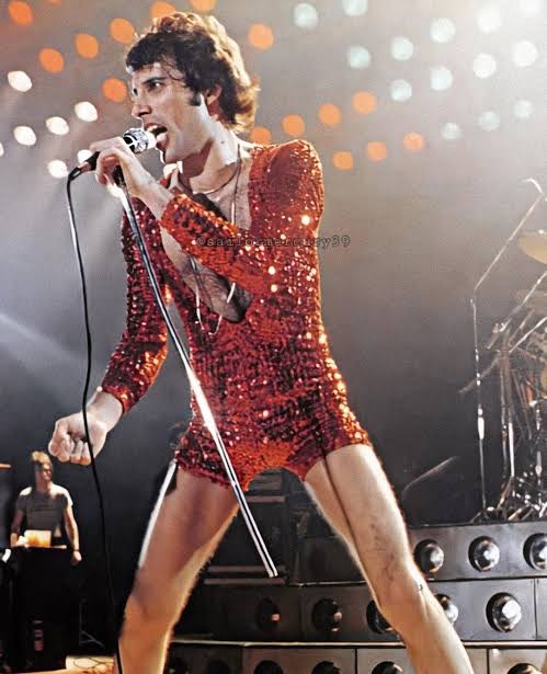 PumaChairo's tweet photo. Si Freddie Mercury siguiera vivo, los fachos en lugar de usarlo como un ejemplo de "homosexualidad respetable" lo odiarian con todo su ser. https://t.co/nzC1ytL9YL