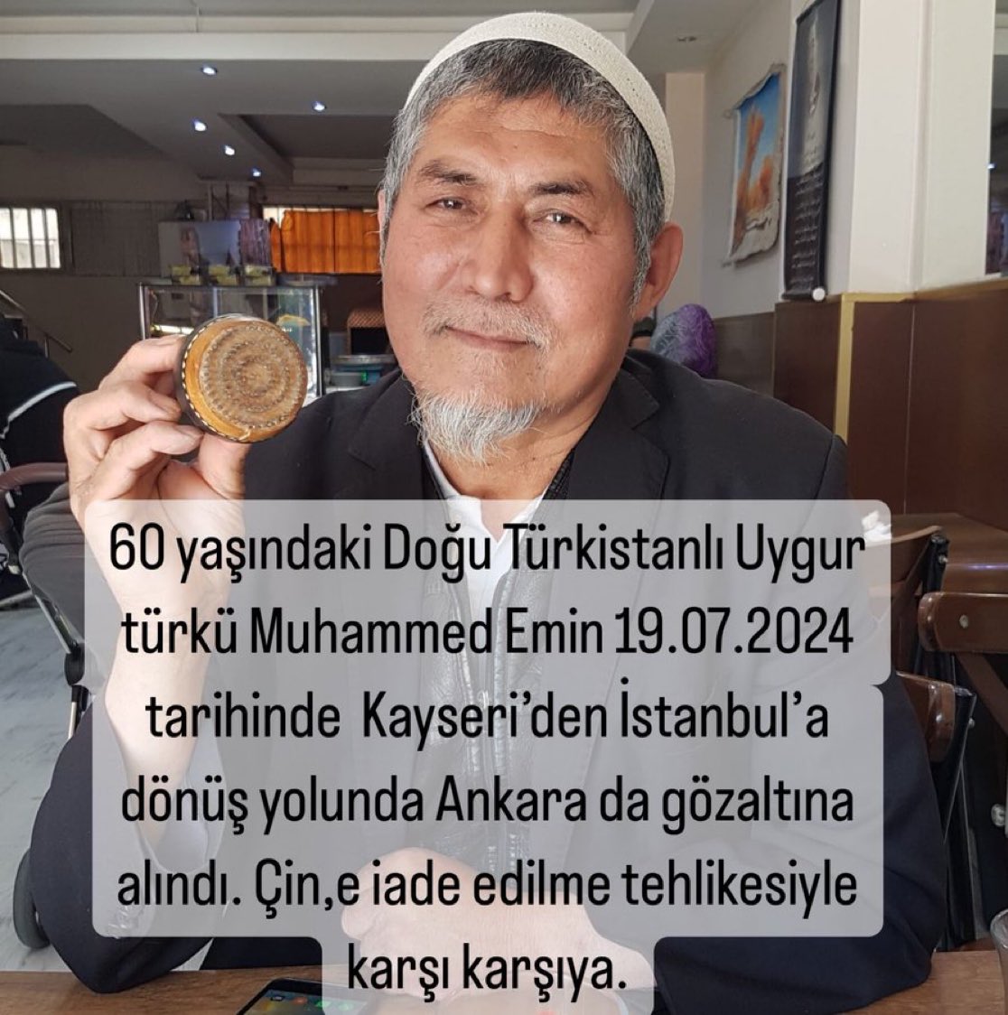 Uyghur_Report's tweet image. Türkiye'yi kendi ülkeleri bilen hiç bir suçları olmadığını belirten sadece ekmeğinin peşinde olan Uygurların suçları nedir?
Yıllardır Türkiye'deki ailesine fırıncılık yaparak geçinen 60 yaşındaki fırıncı Mamatimin, tutuklanarak Yabancılar Sınırdışı Merkezi'nde gözaltına alındı.