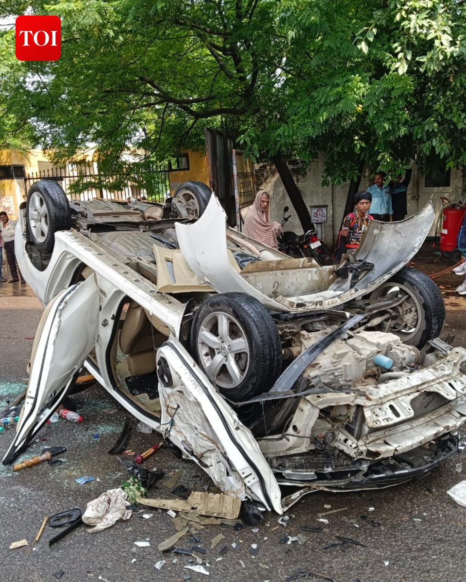 timesofindia's tweet image. An accident led to an episode of vandalism during the #KanwarYatra in #UttarPradesh's #Muradnagar after a #HondaCity grazed a pilgrim.   

More details toi.in/796acY