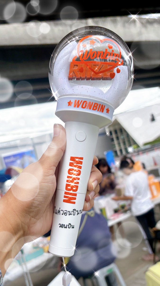 สติ๊กเกอร์ไดคัทติดน้อนกุ้งต้ม
เซ็ต 1 ใบ ได้ 3 ชิ้น 40 บ. ใบ 100 
สามารถคละรวมได้หมดค่า

มีแบบรีเหล็กสีส้ม กับโฮโลแกรม
โดนแสงไฟในคอนคือเริ่ดมากกก 🧡✨

เลือกเมนหน้าร้าน(ใต้ทางด่วน)
 ติดให้ได้เลยค่า 🥰🙌🏻🌈

#RIIZINGDAY_in_BKK #RIIZE_FANCON_in_BKK 
#RIIZE #RIIZE_RIIZING_POPUPinBKK