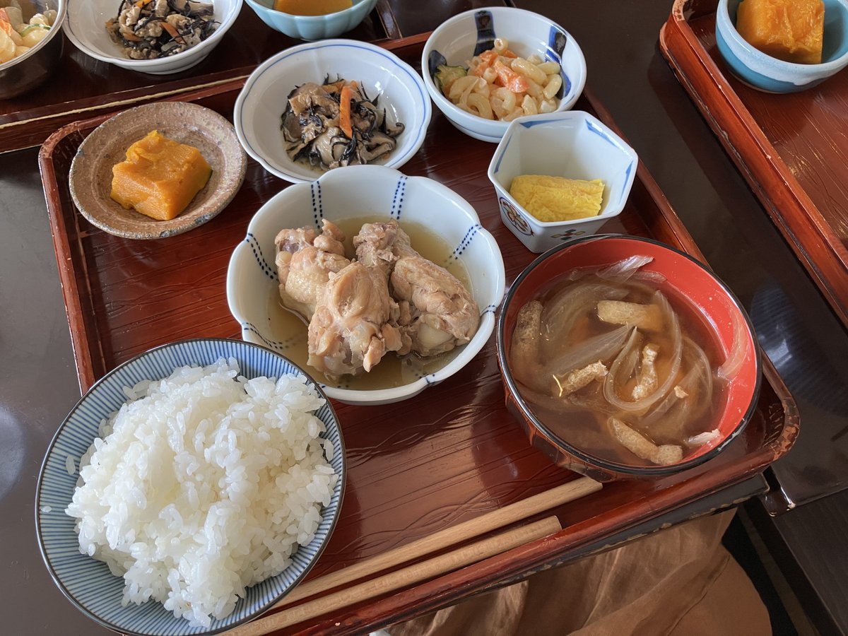 本日のさんさき坂ライブにお越しくださいました皆様、お店のスタッフの皆様、ありがとうございました！遊びに来てくれたブズーキ伊藤くんも、1曲ご一緒できて嬉しかったです☺️
ランチも美味しかった🍗