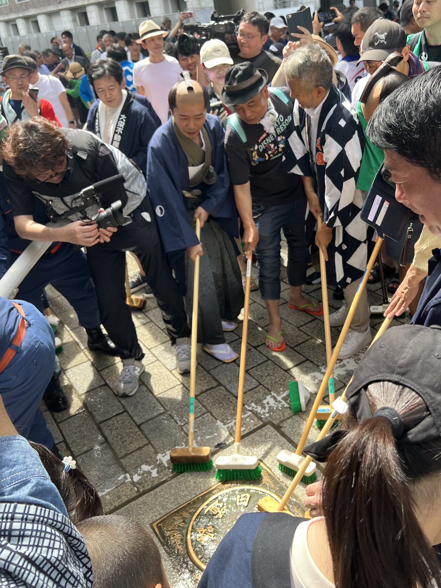 amonmiyamoto's tweet photo. 日本橋の「#橋洗い」に９時から参加させていただきました！地元の熱い思いをびんびんと感じます！2040年には高速道路がなくなります、それまでは元気でいたいなー。秋に向けて中央区と色々やります。お楽しみに。#宮本亞門 https://t.co/9DbSwncCKP