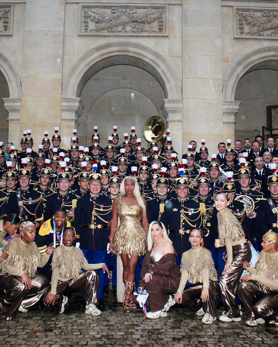 Institut de France (@institutfrance) on Twitter photo 📸 <a href="/AyaNakamuraa/">Aya Nakamura</a> et la <a href="/GardeRepFR/">Garde républicaine</a>
✨Dans les coulisses de la cérémonie d’ouverture des Jeux olympiques de Paris. 📸 <a href="/AyaNakamuraa/">Aya Nakamura</a> et la <a href="/GardeRepFR/">Garde républicaine</a>
✨Dans les coulisses de la cérémonie d’ouverture des Jeux olympiques de Paris.