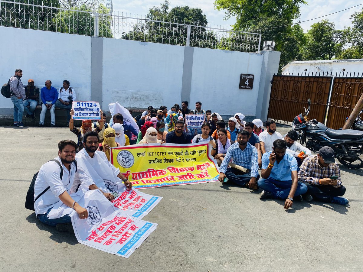 NeeteshDELED19's tweet photo. #UP_WANT_TEACHER_VACANCY 

शिक्षा मंत्री आवास घेराव 🔥
@thisissanjubjp
जब तक तोड़ेंगे नहीं.....
तब तक छोड़ेंगे नहीं.....

1000+ रीट्वीट कर दो ✌️

@NeeteshDELED19 https://t.co/4gXrfJaNL5