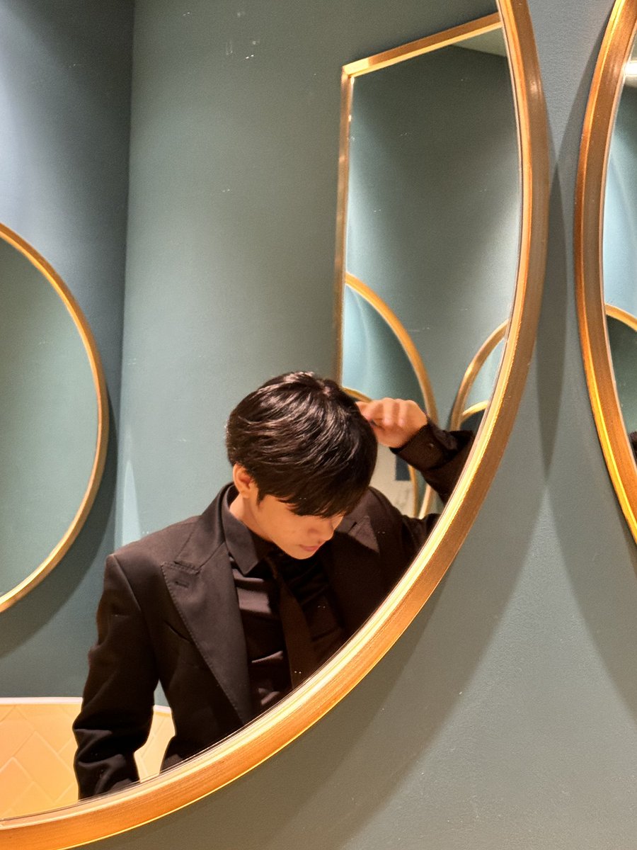 HORI7ON_twt's tweet photo. [🐱] Hello Anchors! Yesterday was another fantastic day. I sincerely enjoyed being on stage with my brothers and it was an honor, as always, to be with Lee Seung Chul Sunbaenim. We also had a brief call with you all, which was a lovely opportunity to recharge. Thank you for consistently filling me with love. 💜

#HORI7ON #호라이즌 #KIM #킴