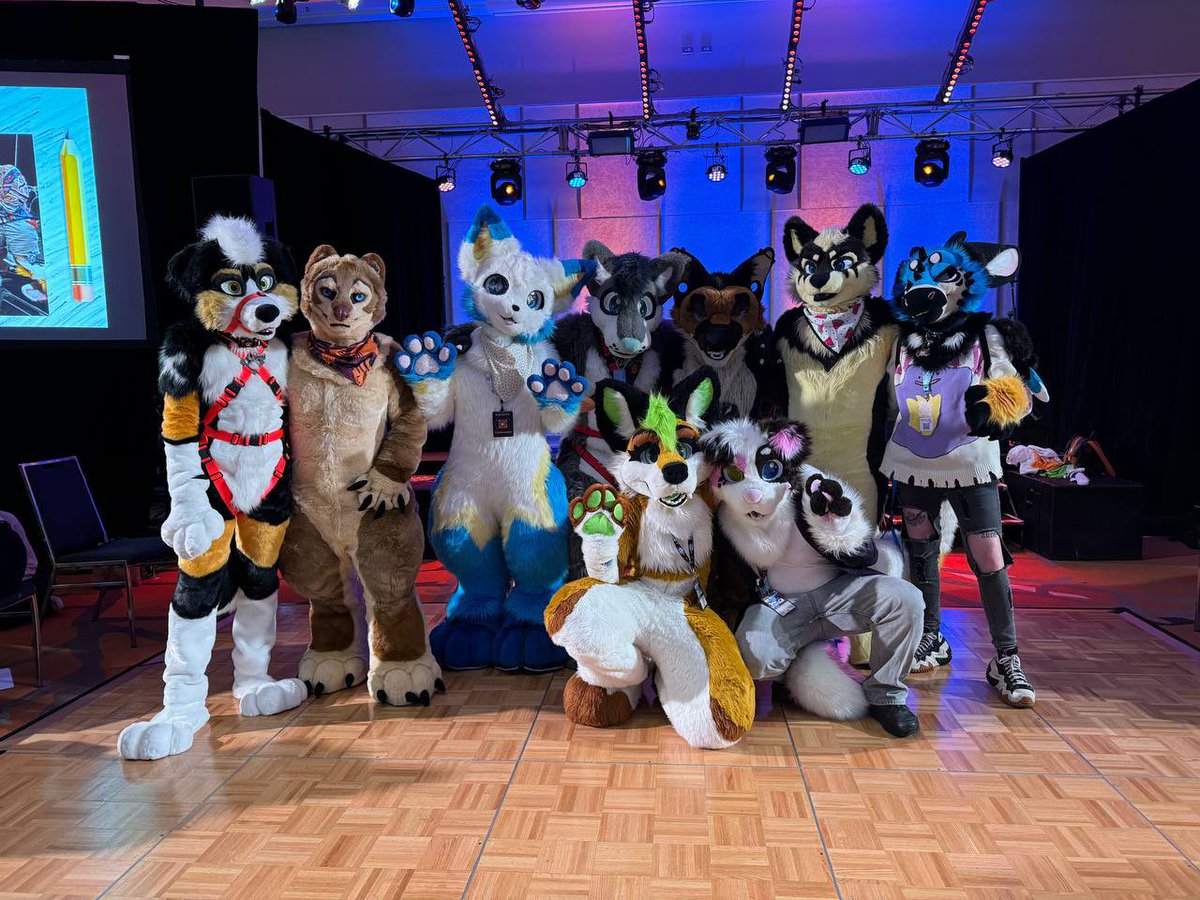 gangstaguru123's tweet image. Thanks everyone who came to the fursuit life drawing panel today! Another great turnout. Big shoutout to my co-hosts for doing an awesome job again this year. 

Here’s a pose vs drawing (done by the talented @_pharodragon_), as well as some nice group pics

📸 - @ZeePurpleFox