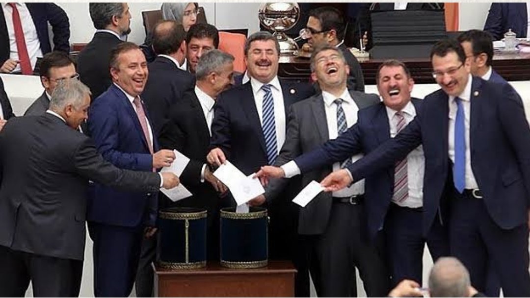 Katliam Yasası bugün Meclis’te oylanacak!

Yapılan anketlerde halkın %90'ının köpeklerin öldürülmesine karşı çıkmasına rağmen Katliam Yasa Tasarısı hızla Meclis’ten geçirilmek isteniyor. 

Ziyarete kapatılan Meclis bugün 14:00'de toplanacak ve katliam yasası görüşmeleri bitene